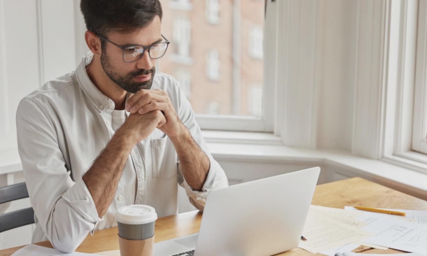 Geschäftsunterlagen und Finanzplanung am Arbeitsplatz